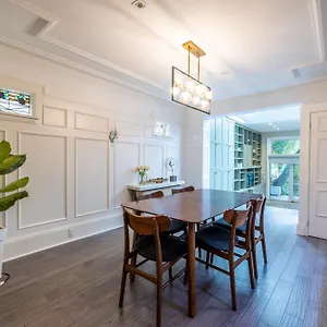 Maison d'hôtes Double Bedroom On Up Or 3 Bedrooms In Basement Near Eglinton Subway Station